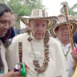 El Papa Francisco en vida lució el Sombrero Vueltiao y una Camándula en Filigrama hecha por el Orfebre de Ciénaga de Oro Córdoba, Diego Urán.
