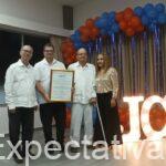 La Cámara Junior de Montería, homenajeó al escritor e investigador cultural Luis Mendoza de la Esperiella.