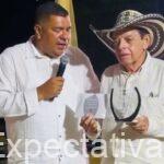 … NOTICIA a un Guerrero del Periodismo: … Recientemente fue condecorado nuestro colega periodista Jaime Gustavo Montoya Coronado, por su extraordinaria labor como tal, por el alcalde de Los Cordobas Córdoba Juan Carlos Yances Padilla, en el marco del 62 aniversario del municipio costanero … Mu Merecido…