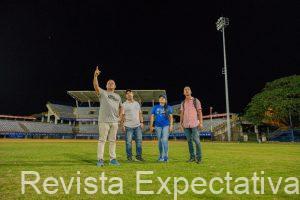 Directivos de la liga profesional de Béisbol de Colombia con la del equipo Vaqueros de Montería, inspeccionando todo lo del estadio 18 de Julio, hasta la iluminaria