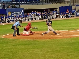 !!! Tigres de Cartagena se monta en el segundo lugar tras vibrante victoria sobre Vaqueros de Montería !!! 9 carrera a 6.