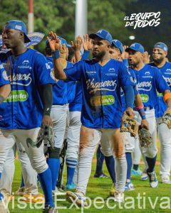 Vaqueros pacta en la doble cartelera ante Caimanes, ambos equipos dividieron honores, en las gradas familiares de Brayan Buelvas quien juega para Vaqueros y por Caimanes está Jordan Díaz, posiblemente saldrá éste Domingo 4 de Enero 2026, a jugar.