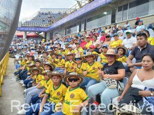 Peloteritos del equipo de béisbol Infantil  Los Gigantes, del municipio de Tuchín Córdoba, patrocinados por la Fundación del Big Liguer cordobés Jordan Díaz, presentes en las gradas del estadio 18 de Junio de Montería